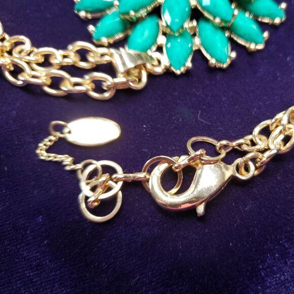 Amrita Singh Signed Necklace, Large Green Flower Medallion Pendant, Gold Tone - Picture 6 of 11